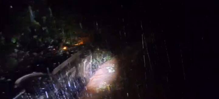 महाबळेश्वर ट्रेकर्सच्या टीमकडून कारला बाहेर काढण्याचे काम सुरु आहे