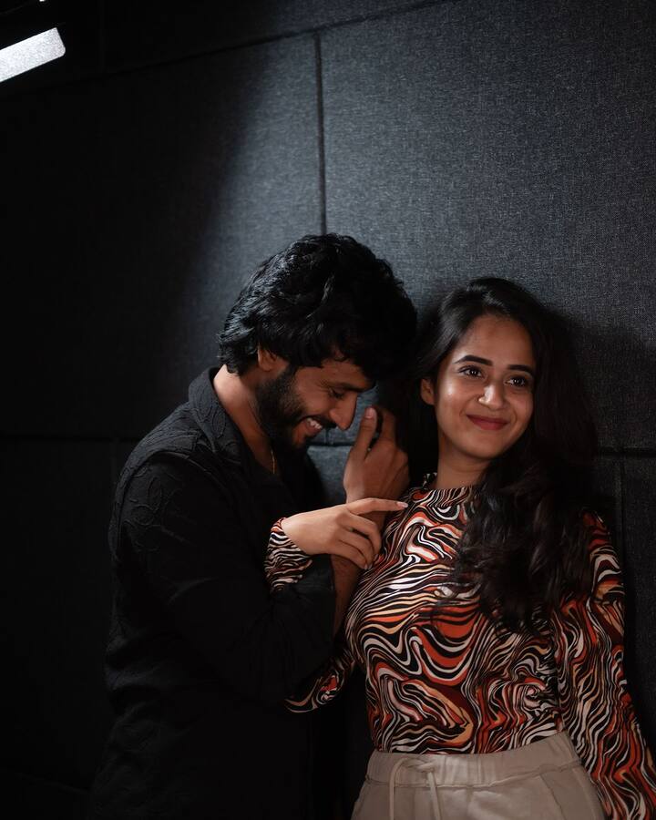 ఇప్పటికే విడుదలైన విడిపోతే సాంగ్ డైలాగ్స్, లిరిక్స్ బాగానే ఆకట్టుకున్నాయి. అక్టోబర్ 18వ తేదీన ఈ సాంగ్ విడుదల కానుంది. అందుకే ఈ సాంగ్​ని ప్రమోట్ చేస్తూ ఫోటోలు షేర్ చేసింది దీప్తి.(Image Source : Instagram/Deepthi Sunaina)