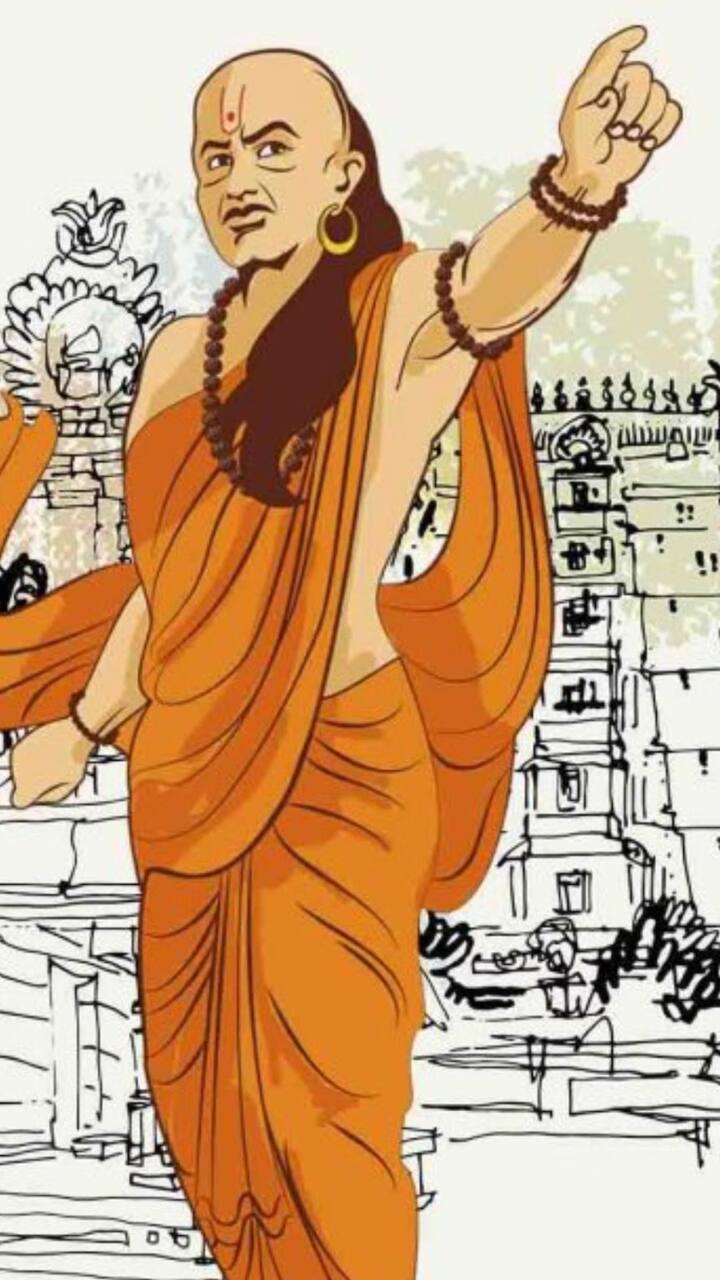 आचार्य चाणक्य यांच्या मते, जर घरामध्ये अचानक संकटं वाढली आणि घरातील सदस्यांमधील प्रेम कमी होऊन त्याचं रुपांतर भांडणांमध्ये होत असेल तर ते अशुभ लक्षण आहे.
