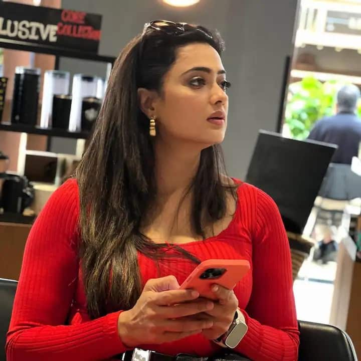 कमेंट सेक्शन में फैंस श्वेता की तारीफ करते नजर आए. एक यूजर ने लिखा, 'सभी युवा सितारे फेल हो गए..' दूसरे ने लिखा, 'खूबसूरत मां.' इसके अलावा एक तीसरे ने लिखा, 'आप वाकई एक अप्सरा हैं.'