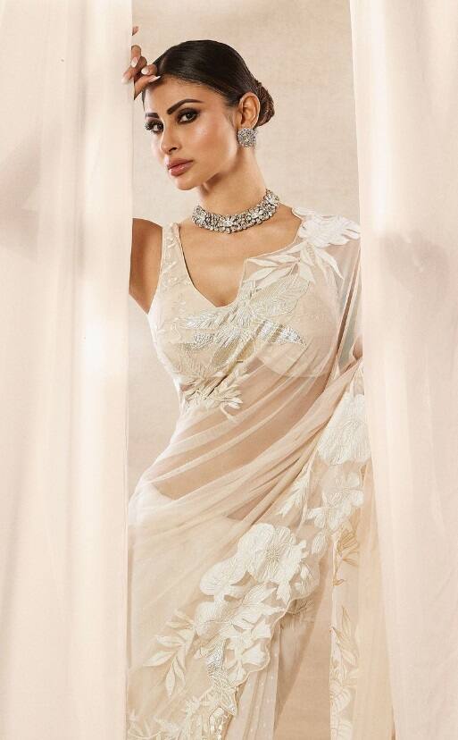 સાડી પહેરી મૌની રૉયે ફ્લૉન્ટ કર્યુ કર્વી ફિગર