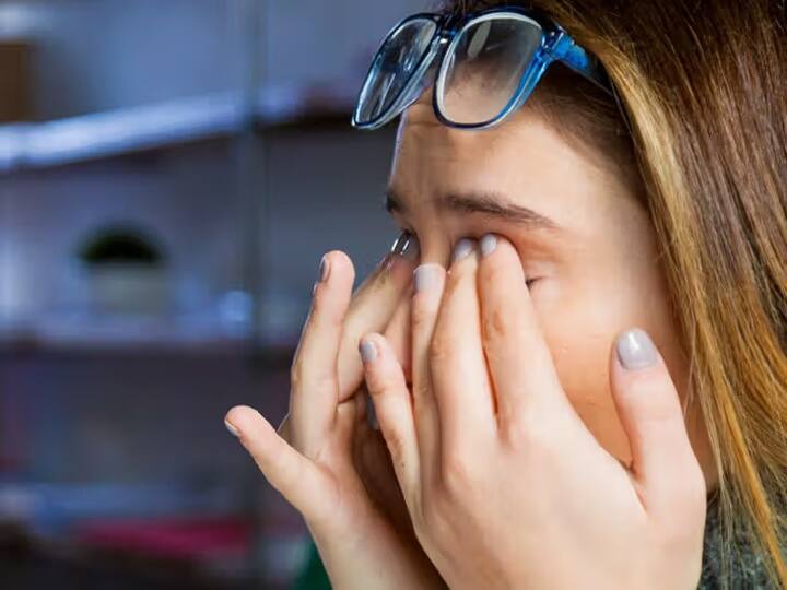 याउलट, उजवा डोळा फडफडणं हे स्त्रियांसाठी अशुभ मानलं जातं, या वेळी संकटाची चाहूल मिळत असते. तुम्हाला अनेक अडचणींचा सामना करावा लागतो.