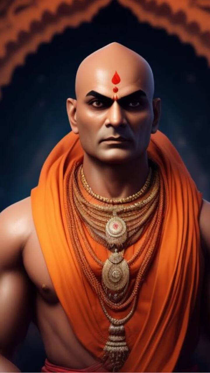 चाणक्यनितीनुसार, जर तुम्हाला हे संकेत मिळाले तर याचा अर्थ घरातील बरकत जाऊन तुमची वाईट वेळ सुरू होणार आहे, हे समजून जा.