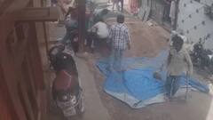 इंदौर में बिल्डिंग मटेरियल सड़क पर डालने को लेकर पड़ोसियों में चले लात घूंसे, वीडियो वायरल