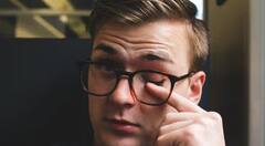 Eye Twitching : उजवा डोळा फडफडणं अशुभ की डावा डोळा? शास्त्र सांगते...