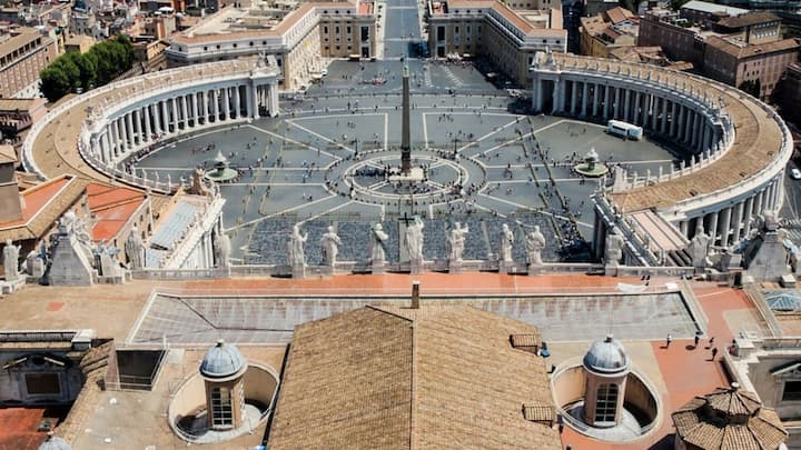 ৩৭ খ্রিস্টাব্দের ১৫ ডিসেম্বর জন্ম নিরোর। রোমের পঞ্চম সম্রাট ছিলেন তিনি। নিরোর যখন ২ বছর বয়স, তাঁর মা আগ্রিপিনা দ্য ইয়াঙ্গারকে নির্বাসনে পাঠান সম্রাট কালিগিউলা। তিন বছর বয়সে নিরোর বাবা মারা গেলে আত্মীয়ার দেখভালে বেড়ে ওঠেন নিরো।