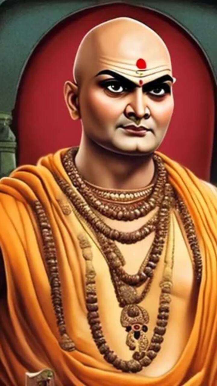 आचार्य चाणक्य यांच्या मते, घरातील वाढती संकटं, भांडणं वाढणं म्हणजे, समजून जा की, कोणतं ना कोणतं मोठं संकट तुमची वाट पाहातंय.