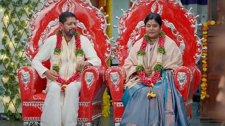 కనకం కూడా తన భర్త గురించి చెబుతూ..చివరకు ఇల్లు తాకట్టుపెట్టి కుటుంబాన్ని రోడ్డున పడేసినా కానీ నాతోనే ఉన్నారని చెబుతుంది.