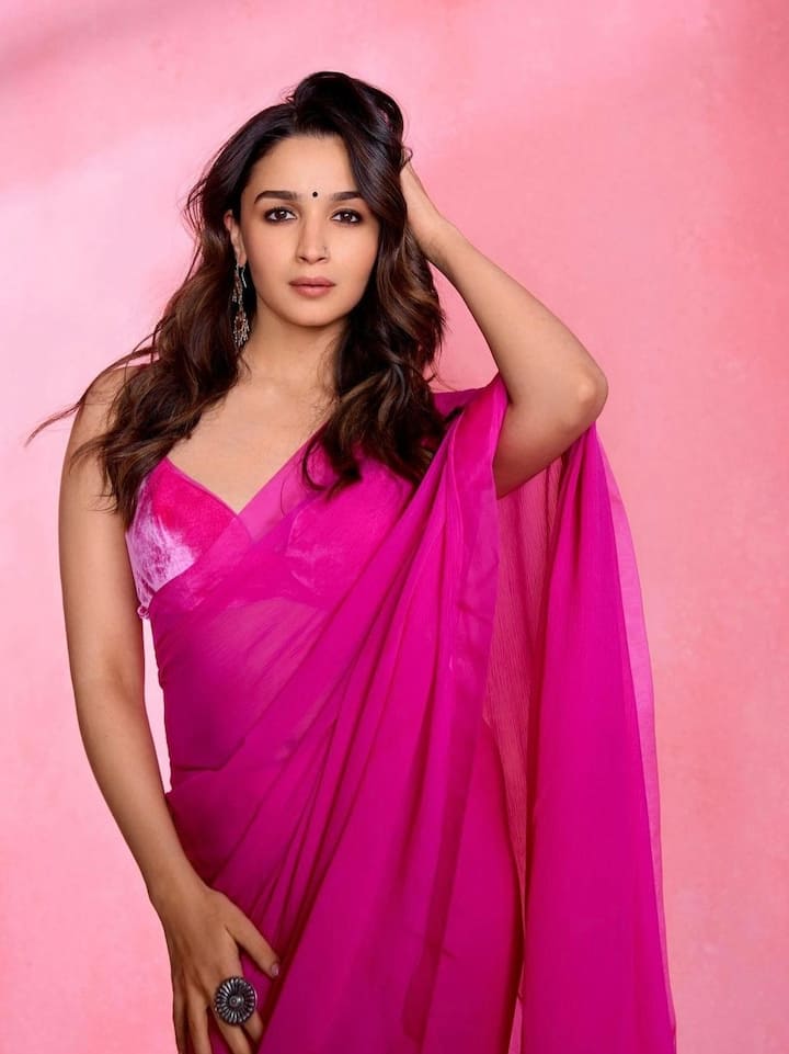 आलिया भट्ट तो बॉलीवुड की फैशनिस्टा हैं. उन पर हर कलर हर अंदाज भाता है. तो अगर आप भी करवा चौथ आलिया भट्ट की तरह ग्लैमरस और खूबसूरत दिखना चाहती है तो पिंक कलर की प्लेन साड़ी को कंट्रास्ट ब्लाउज के साथ कैरी कर सकती हैं.