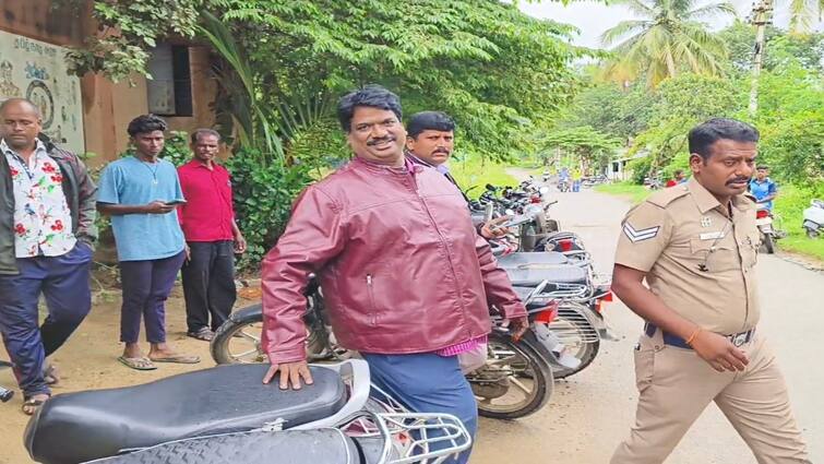 Tirupathur news Headmaster arrested for kissing employee in government school - TNN ‘வேலையை சரியாக செய்தால் உனக்கு ஒரு முத்தம்..’ - பெண் ஊழியரிடம் தலைமையாசிரியர் சில்மிஷம்