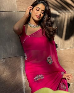 Janhvi Kapoor Saree Look: करवाचौथ पर करना चाहती हैं कुछ यूनिक ट्राई, जाह्नवी कपूर के ये साड़ी लुक बेस्ट