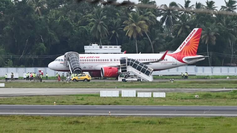 10 flights of indian carriers receive hoax bomb threats in last 2 days air india chicago bound plane diverted to canada ANN दो दिनों में 10 फ्लाइट्स में बम की धमकी, एयर इंडिया के प्लेन की कनाडा में हुई लैंडिंग, मंत्रालय सख्त