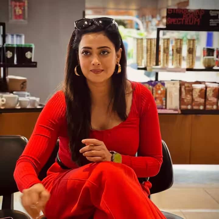 इसके अलावा एक फोटो में एक्ट्रेस व्हाइट ब्रालेट के साथ मैचिंग शॉर्ट्स पहने नजर आईं. फैंस को ये लुक इतना पसंद आ रहा है कि कुछ ही देर में इसे हजारों लाइक्स मिल चुके हैं.