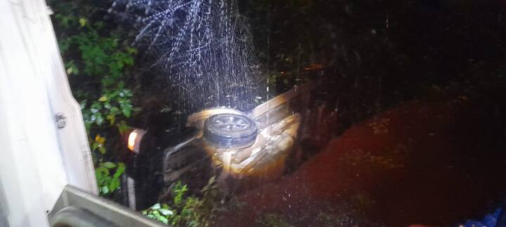 कार चालकाचा गाडीवरील ताबा सुटल्याने कार थेट दरीत कोसळली.