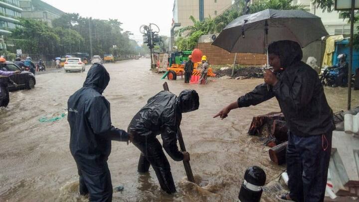 तमिलनाडु में भारी बारिश होने की वजह से यहां के लोगों को कठिनाइयों का सामना करना पड़ रहा है. यहां के रिहायशी इलाकों में जलभराव होने के कारण लोगों का जन-जीवन अस्त-व्यस्त हो गया है.