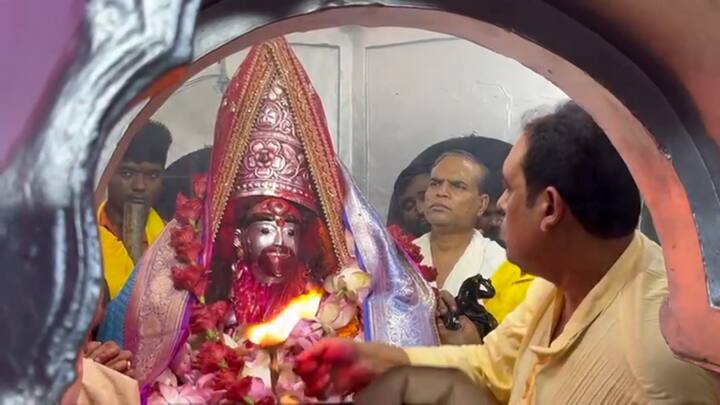 সন্ধ্যারতির পর দেওয়া হয় অন্নভোগ। এদিন শ্মশানের দিকে অর্থাৎ পশ্চিম দিকে মুখ করে বিশ্রাম মঞ্চে বসেন তারা মা।