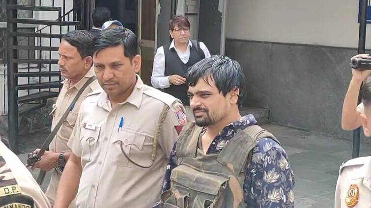 Delhi Deepak Boxer remanded to 2 days police custody in extortion case after firing ANN Delhi: बुलेटप्रूफ जैकेट में गैंगस्टर दीपक बॉक्सर की पेशी, कोर्ट ने दो दिन की पुलिस रिमांड पर भेजा