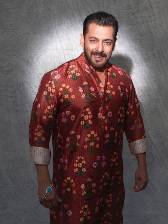सलमान खान हमेशा क्यों पहने रहते हैं फिरोजा स्टोन ब्रेसलेट? जानें- क्या है गहरा राज 1 बता दें कि सलमान खान को कई बार लॉरेंस बिश्नोई गैंग से जान से मारने की धमकी मिल चुकी है. कुछ टाइम पहले एक्टर के गैलेक्सी अपार्टमेंट के बाहर बिश्नोई गैंग ने फायरिंग भी कराई थी. वहीं अब बिश्नई गैंग ने सलमान खान के अच्छे दोस्त बाबा सिद्दीकी की हत्या की जिम्मेदारी ली है. इन सब घटनाओं के चलते फैंस एक्टर की सुरक्षा को लेकर चिंतित हैं. ऐसे में सलमान खान का एक पुराना वीडियो सोशल मीडिया पर वायरल हो रहा है जिसमें वे बताते नजर आ रहे हैं कि उनका फिरोजा स्टोन ब्रेसलेट उन्हें हमेशा बचाता है.