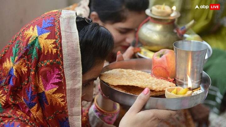 पति ने व्रत रखा है तो उसे पत्नी के साथ बैठकर व्रत कथा पढ़नी व सुननी चाहिए. क्योंकि बिना व्रत कथा कोई भी व्रत या पूजा अधूरा माना जाता है.