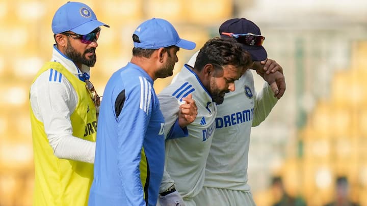 যন্ত্রণায় কুঁকড়ে ওঠেন পন্থ। মাঠে ফিজিও এসে শুশ্রূষা করলেও, দাঁড়াতে পারেননি তিনি। সতীর্থদের কাঁধে ভর দিয়ে মাঠ ছাড়েন।