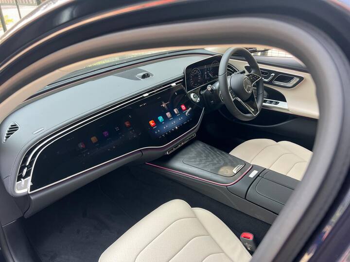 मर्सिडीज-बेंज की इस गाड़ी में तीन स्क्रीन दी गई हैं, जिसमें पैसेंजर और मेन टचस्क्रीन, बड़ी डिजिटल डिस्प्ले के साथ जुड़ी हुई है. इस गाड़ी में फिजिकल बटन का मिलना थोड़ा मुश्किल है, जिसकी वजह से गाड़ी के फंक्शन को ऑपरेट करना थोड़ा मुश्किल हो जाता है. लेकिन इसका वॉयस कंट्रोल सिस्टम काफी बेहतर है और सही तरीके से काम भी करता है.