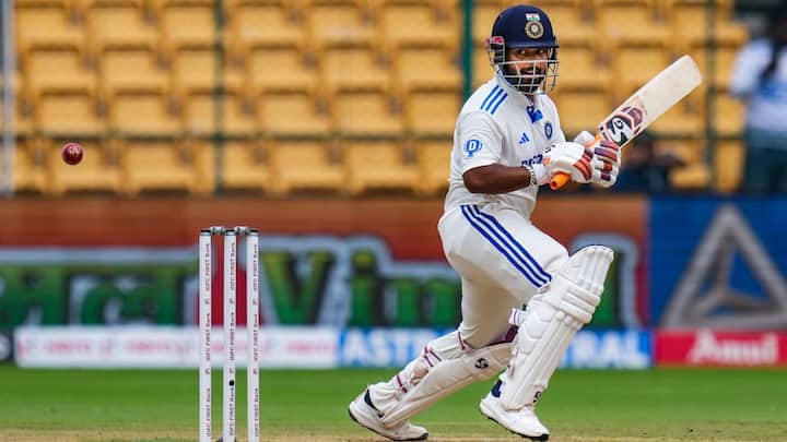 চোট এতটাই গুরুতর যে, মাঠ ছেড়ে বেরিয়ে যেতে হয় পন্থকে। তাঁর পরিবর্তে নিউজ়িল্যান্ড ইনিংসের শেষের দিকে উইকেটকিপিং করেন ধ্রুব জুরেল।