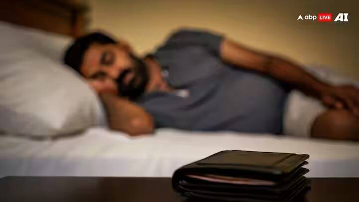 झोपताना कधीही तुमच्या बाजूला पर्स किंवा पाकीट ठेवू नका. यामुळे घरात दारिद्र्य येते.