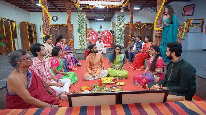 ఇదే సమయం అనుకుని... రుద్రాణి అసలు విషయం చెప్పేస్తుంది. కనకం క్యాన్సర్ అని అబద్ధం చెప్పిందని చెప్పేస్తుంది. అక్కడున్నావారంతా షాక్ అవుతారు. అపర్ణ వారించినా రుద్రాణి తగ్గదు