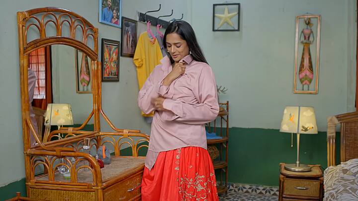 ఇంట్లో బామ్మ తప్ప ఎవ్వరూ లేరని తెలిసి హర్ష రూమ్ లోకి వెళ్లిన మైత్రి.. తన షర్ట్ వేసుకుని..నిన్ను ఎలా రప్పించాలో నాకు తెలుసు అనుకుంటుంది.