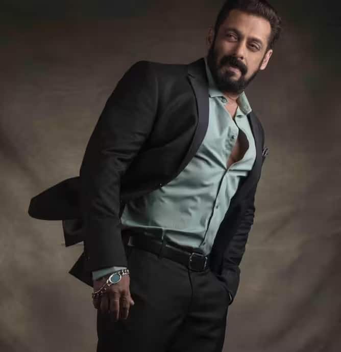 रेडिट पर वायरल हो रहे एक वीडियो में सलमान खान ने नीला फ़िरोज़ा रत्न पहनने के पीछे का राज़ बताया। सलमान खान ने कहा,