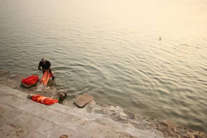 झेलम, सिंधु नदी की एक प्रमुख सहायक नदी है, जो जम्मू और कश्मीर में शेषनाग झील से निकलती है। यह नदी श्रीनगर शहर से होकर बहती है और अंत में सिंधु नदी में मिल जाती है। इस नदी का इतिहास हिमालय से भी पुराना है।