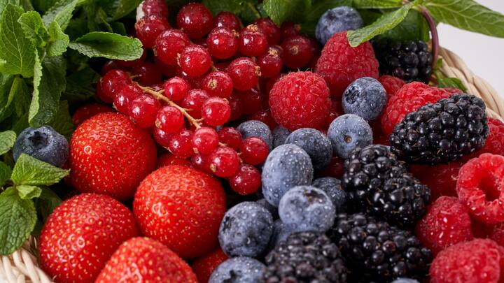 8. Berries: Berries like blueberries and strawberries are rich in antioxidants and vitamins that can strengthen the body. Enjoy them fresh, add them to smoothies, or top holiday desserts to reap their health benefits. (Image Source: Canva)