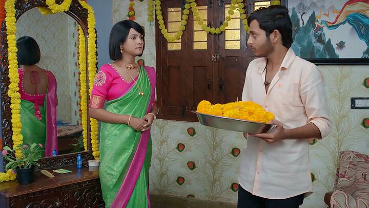 పెద్దమ్మ అనుకున్నంత పనీ చేసింది..బావను దార్లోకి తీసుకొచ్చేసింది అనుకుంటూ బంటి రూమ్ లోకి వెళతాడు.. ఆ మాటలు విన్న అప్పు బంటిని నిలిదీస్తుంది. జరిగినదంతా చెప్పేస్తాడు బంటి.. సరే వ్రతం జరిగేవరకూ ఈ విషయం బయటకు చెప్పకు అంటుంది అప్పు..