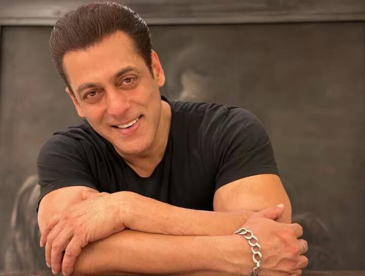 इन सबके बीच अगर सलमान खान के वर्क फ्रंट की बात करें तो एक्टर इन दिनों छोटे पर्दे पर अपने सबसे विवादित रियलिटी शो बिग बॉस के 18वें सीजन को होस्ट कर रहे हैं.