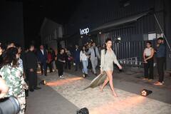 शॉर्ट ड्रेस..हाई हील्स, इंडिया पहुंचते ही प्रियंका चोपड़ा ने ग्लैमरस अवतार में लूटी महफिल, देखें सिजलिंग तस्वीरें