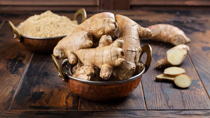 2. Ginger: Ginger is known for its antibacterial properties and ability to reduce cold symptoms. It is rich in antioxidants, helps improve digestion, and can support overall immunity when added to teas and other dishes. (Image Source: Canva)