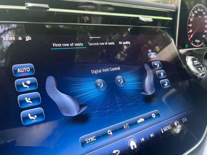 मर्सिडीज बेंज E-Class में पेट्रोल E200, 48V माइल्ड-हाईब्रिड सिस्टम लगा है. इसके साथ में 9-स्पीड ऑटोमेटिक ट्रांसमिशन को जोड़ा गया है. मर्सिडीज के इस न्यू जनरेशन मॉडल की कीमत 78.5 लाख रुपये रखी गई है.