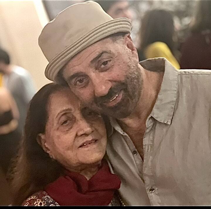 बचपन में मां ने चप्पलों से पीटा, बड़ा होकर बेटा सुपरस्टार, जानें किस्सा 7 वहीं आखिरी बार सनी को फिल्म ‘गदर 2’ में नजर आए थे. फिल्म ब्लॉकबस्टर रही थी. जिसमें एक बार फिर अमीषा पटेल एक्टर के साथ नजर आई थी.