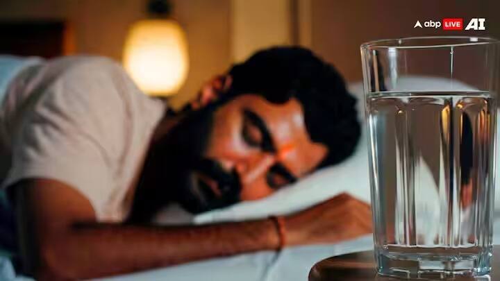 आपल्यापैकी अनेकांना रात्री झोपताना बिछान्याजवळ पाणी ठेण्याची सवय आहे. असं केल्यास नकारात्मक शक्तींचा नेहमी तुमच्या आजूबाजूला वास असेल.