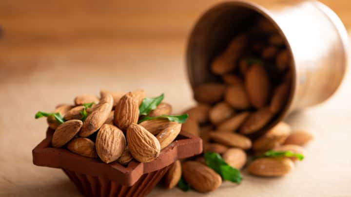 6. Almonds: Almonds are a good source of vitamin E, which plays an important role in maintaining the immune system. A handful of almonds as a snack can provide healthy fats and boost your immune system. (Image Source: Canva)