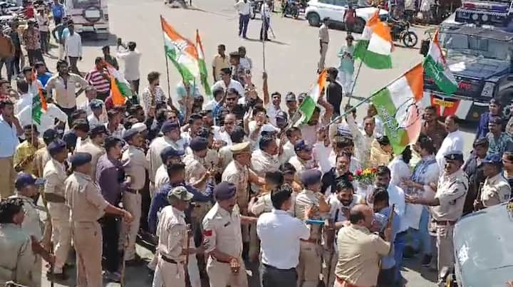 Congress workers removed the barricades and started moving forward. After this, there was a scuffle between them and the police. Here the police tried to push the Congress workers back by using water cannon. Seeing the situation, police force was also called from Sagar district including Aagasaud, Khimlasa, Bhangarh, Khurai urban, Khurai rural.