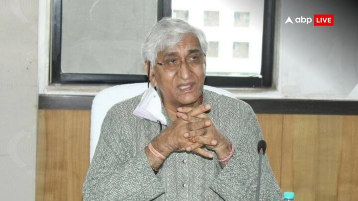 टीएस सिंहदेव और एमबी पाटिल को वेस्टर्न महाराष्ट्र और नासिर हुसैन और ए सितख्का को नॉर्थ महाराष्ट्र का पर्यवेक्षक बनाया गया है.