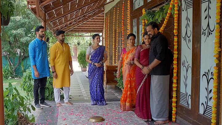 ఈ సారి నిజంగానే మహదేవయ్య, భైరవి వస్తారు.. హర్ష నందిని రావడం చూసి క్రిష్ సంతోషంగా ఆహ్వానిస్తాడు. ఎలా ఉన్నావని తల్లి భైరవి అడిగితే...అత్తింట్లో ఉన్నాకదా బావున్నా అంటుంది నందిని. ఇప్పుడు ఇంటికి కళ వచ్చింది అంటుంది జయమ్మ.