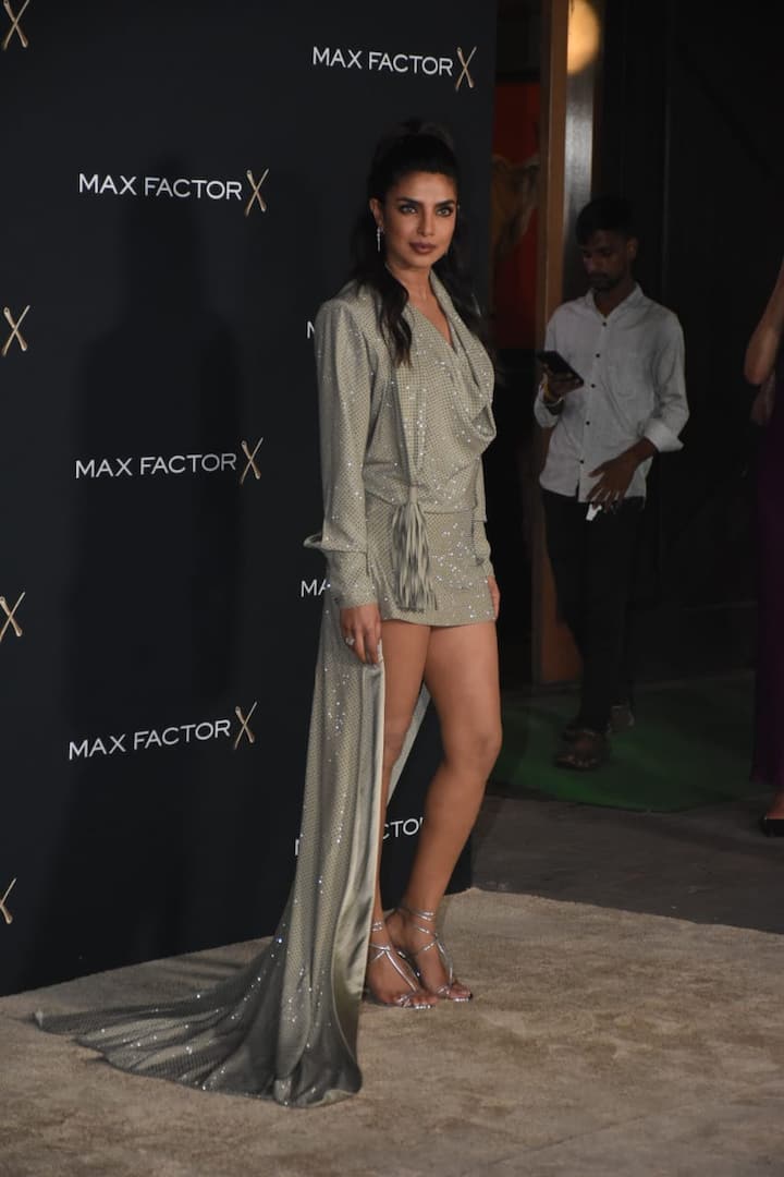 Priyanka was wearing a long floor length shrug with her dress. Which is making her look more stylish.