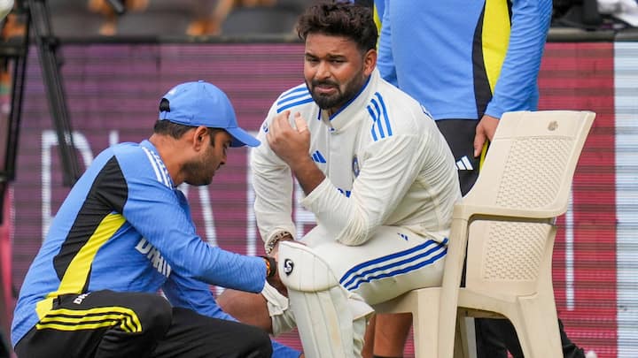 দিনের খেলার শেষে ভারতের অধিনায়ক রোহিত শর্মা সাংবাদিকদের জানান, গাড়ি দুর্ঘটনায় পন্থের যে হাঁটু গুরুতর জখম হয়েছিল, একাধিক অস্ত্রোপচার করতে হয়েছিল, সেই হাঁটুতেই চোট পেয়েছেন পন্থ। তাঁর হাঁটু বেশ ফুলে রয়েছে।