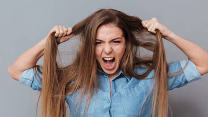 যাঁরা এই সমস্যায় ভোগেন, তাঁদের আলগা করে চুল বাঁধার পরামর্শ দেন বিশেষজ্ঞরা। পর্যাপ্ত ঘুম, দুশ্চিন্তামুক্ত জীবনযাপনও সহায়ক হতে পারে।