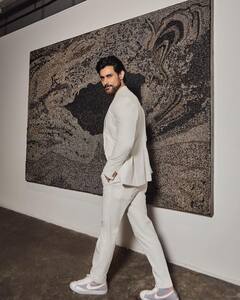 बचपन में बेचे आम, फिर सिनेमा में एक्टिंग से बनाई पहचान, आज अमिताभ बच्चन का दामाद है ये एक्टर, पहचाना ?