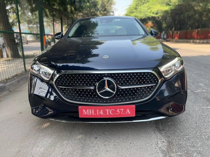 मर्सिडीज की लग्जरी कार में स्पीकर्स के साथ में ऐसा ऑडियो सिस्टम लगा है कि आपको गाड़ी में ही किसी कॉन्सर्ट जैसा फील मिलता है. गाड़ी में सेकंड-रो में बैठने वाले पैसेंजर्स के लिए सॉफ्ट कुशन के साथ कंफर्ट हेडरेस्ट दिए गए हैं.