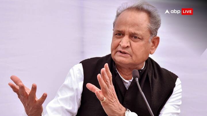 वहीं, कांग्रेस ने महाराष्ट्र को 5 जोन में बांटकर पर्यवेक्षक नियुक्त किए हैं. अशोक गहलोत और जी परमेश्वर को मुंबई और कोंकण ज़ोन का पर्यवेक्षक बनाया गया है.