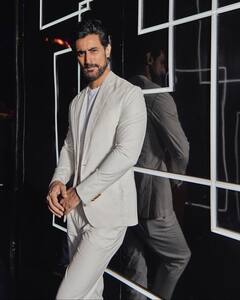 बचपन में बेचे आम, फिर सिनेमा में एक्टिंग से बनाई पहचान, आज अमिताभ बच्चन का दामाद है ये एक्टर, पहचाना ?